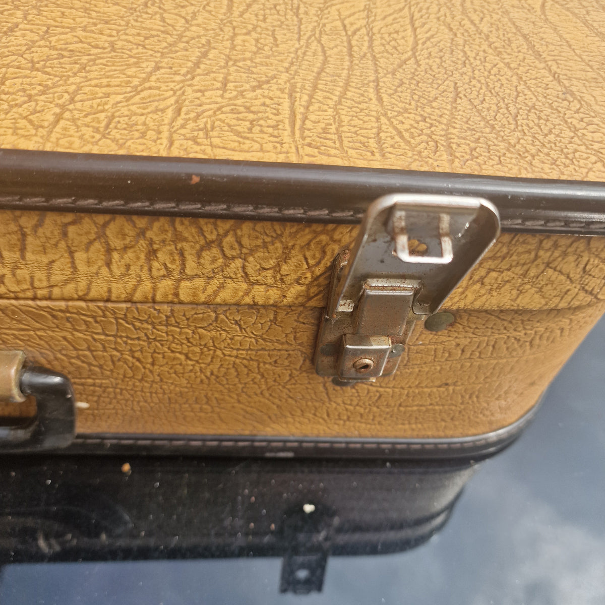 Vintage 1970s Soviet Mustard Tan Vinyl Faux Leather Hard Sided Suitcase Luggage – photo 3