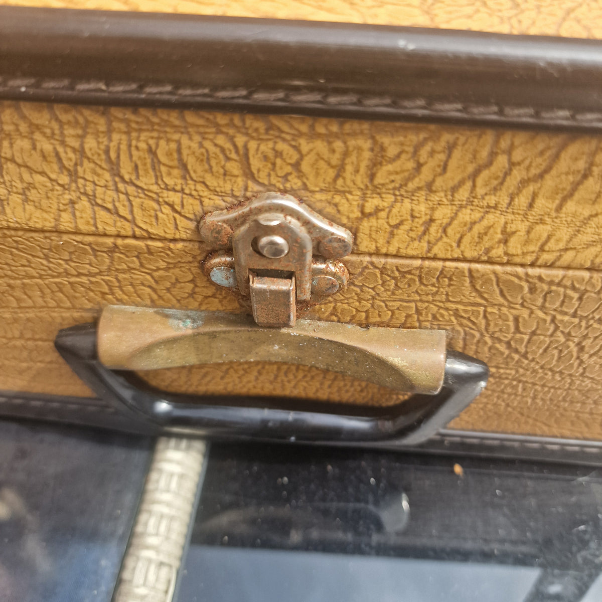 Vintage 1970s Soviet Mustard Tan Vinyl Faux Leather Hard Sided Suitcase Luggage – photo 4