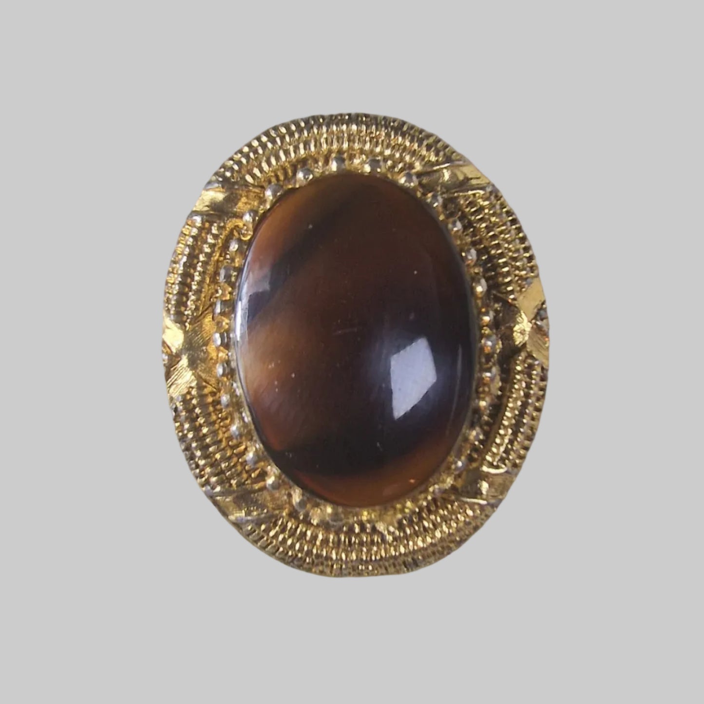 Vintage 1960s Gold-Tone Oval Amber Stone Cabochon Brooch Filigree Border Clip