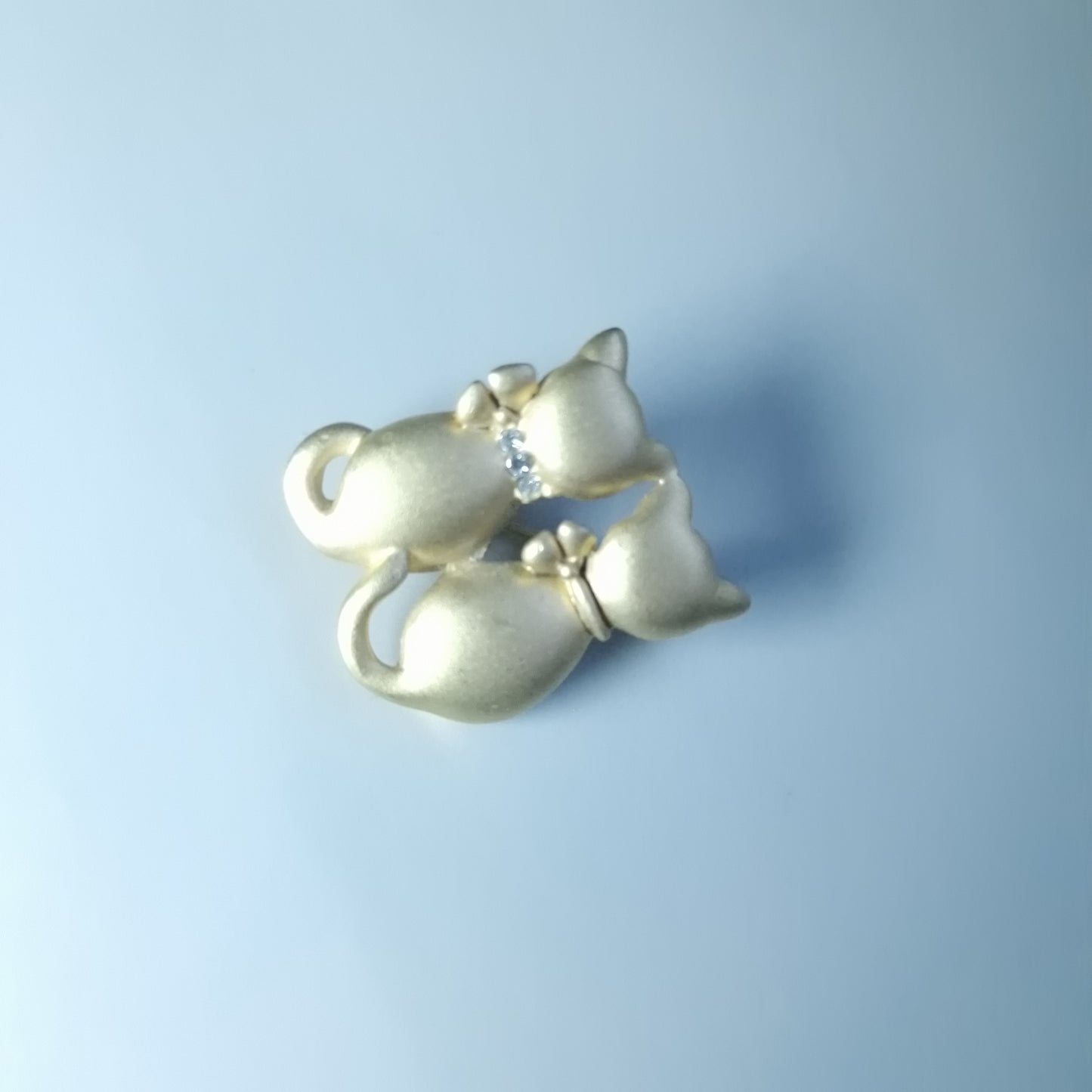 Vintage Gold-Tone Two Kittens Brooch Figural Animal Cat Pin Rhinestone Collar – photo 2