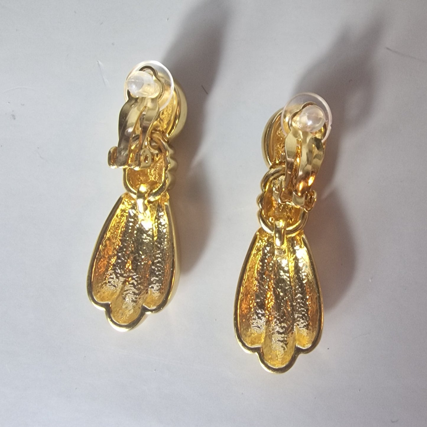 Vintage Gold-Tone Clip-On Dangle Earrings Deep Blue Oval Cabochon Fluted Drop – photo 3