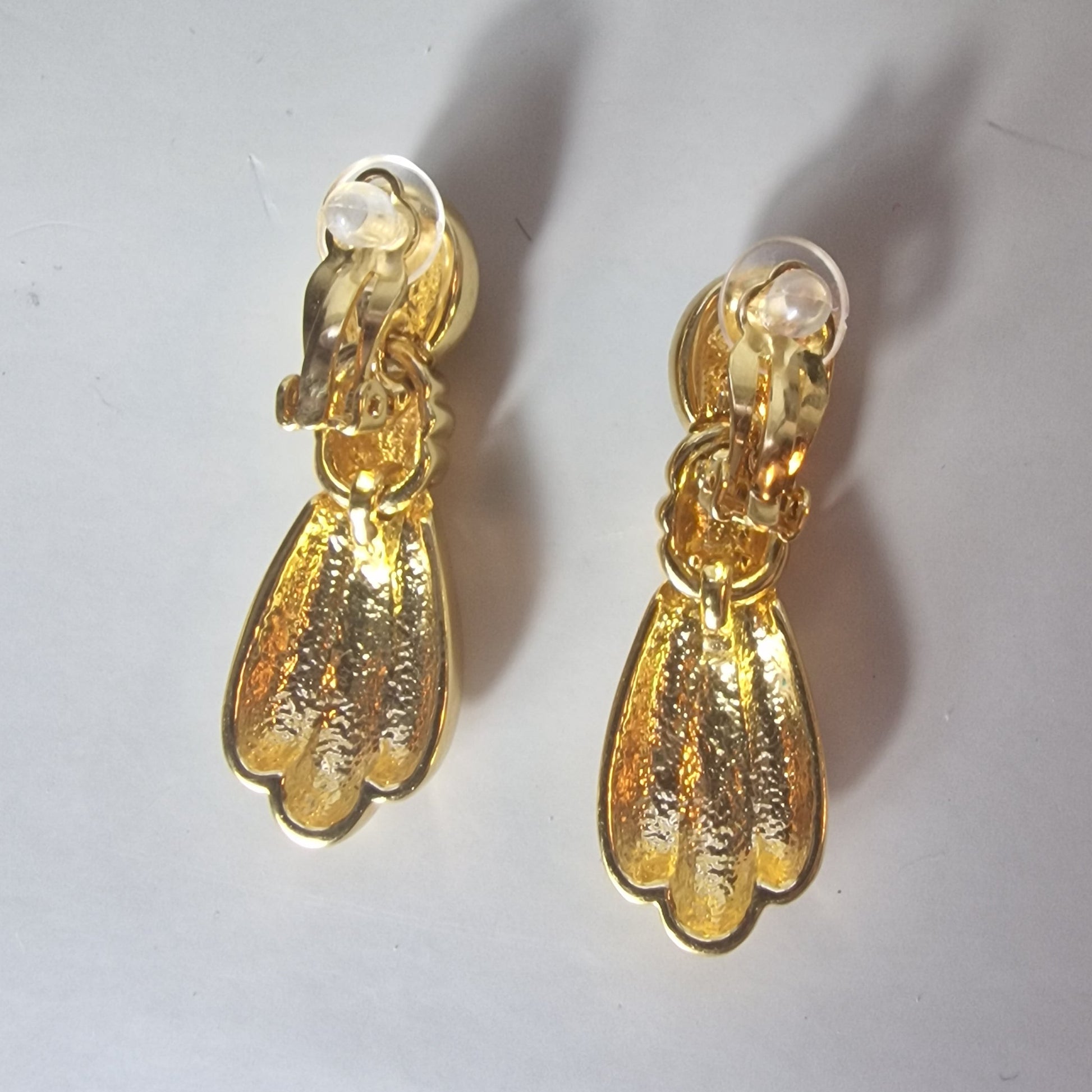 Vintage Gold-Tone Clip-On Dangle Earrings Deep Blue Oval Cabochon Fluted Drop – photo 3