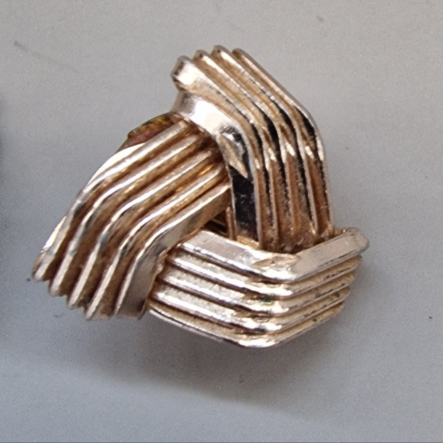 Vintage Gold-Tone Clip-On Earrings Geometric Woven Basketweave Costume Jewelry – photo 4