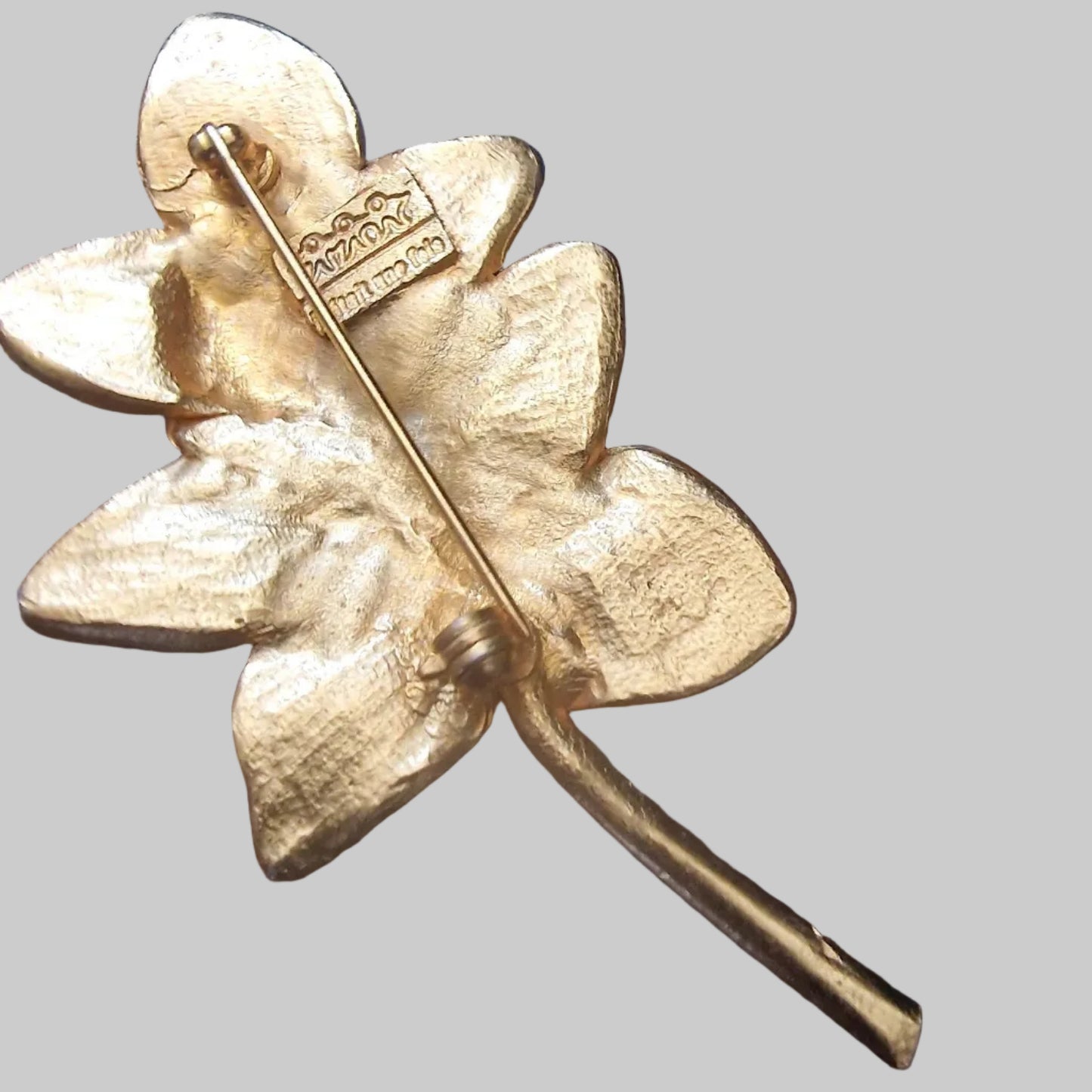 1970s Avon Signed Leaf Cluster Brooch, Gold-Tone Botanical Lapel Pin, Signed Vintage Costume Jewelry, Retro 70s Floral Brooch, Designer Pin – photo 4