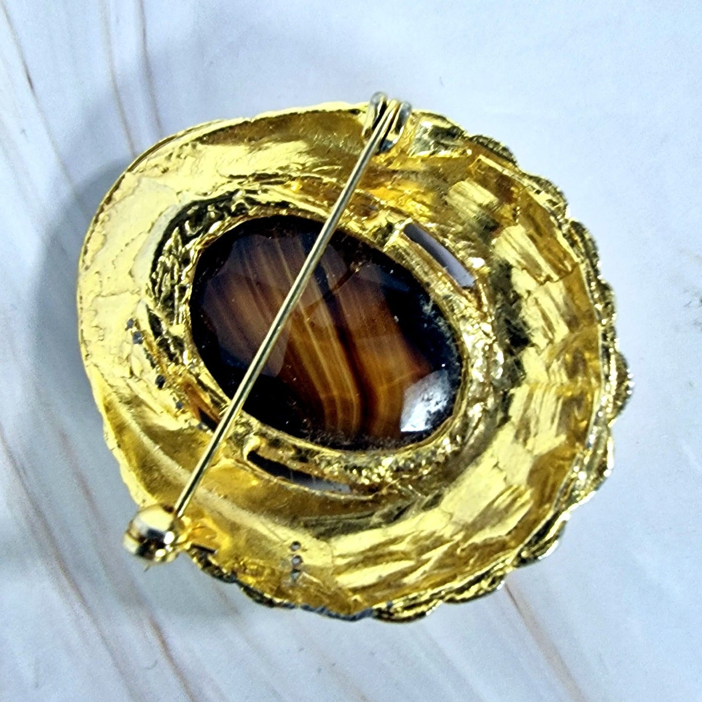 1970s Gold-Tone Oval Brooch, Banded Stone Cabochon, Basket-Weave Frame, Retro Costume Jewelry Pin – photo 3