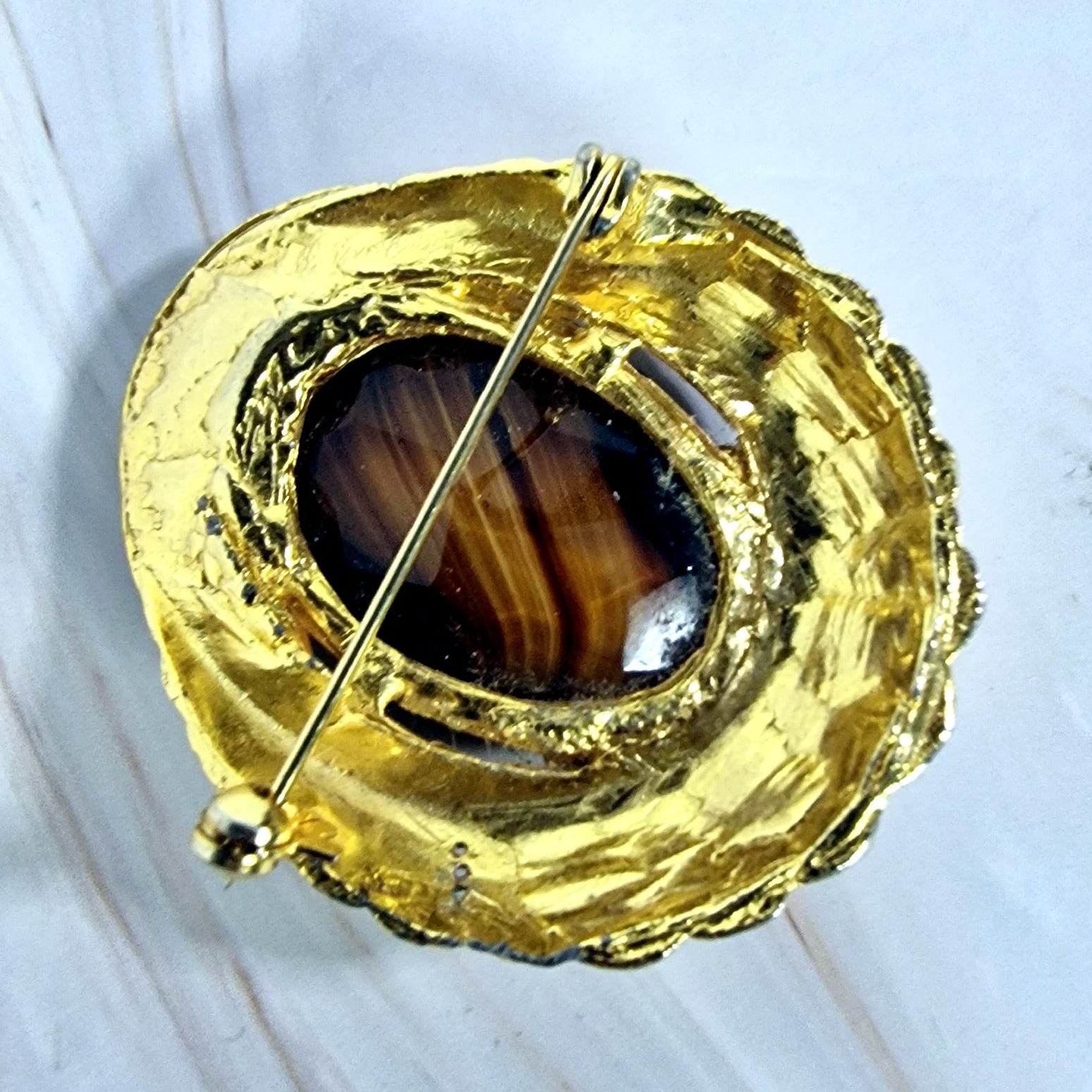 1970s Gold-Tone Oval Brooch, Banded Stone Cabochon, Basket-Weave Frame, Retro Costume Jewelry Pin – photo 3