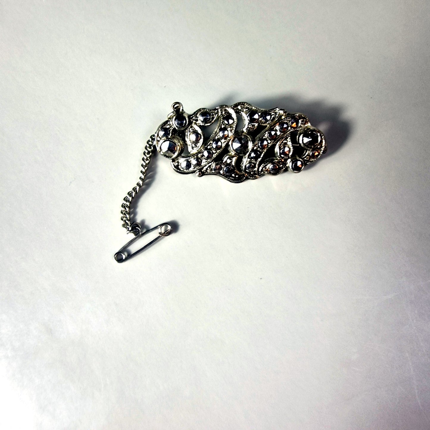 Vintage Silver-Tone Rhinestone Leaf Brooch Scrollwork Openwork Safety Pin Clear – photo 2