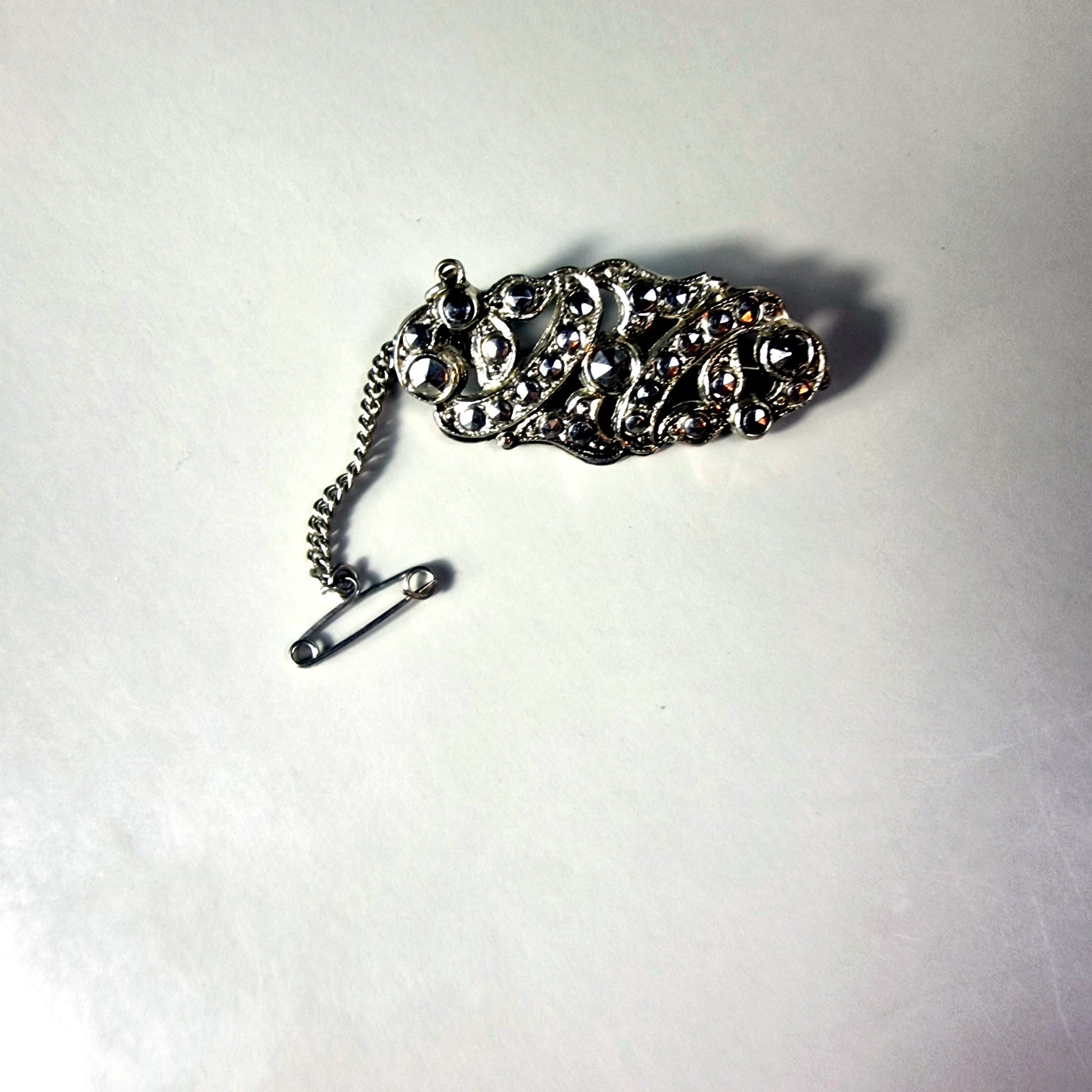 Vintage Silver-Tone Rhinestone Leaf Brooch Scrollwork Openwork Safety Pin Clear – photo 2