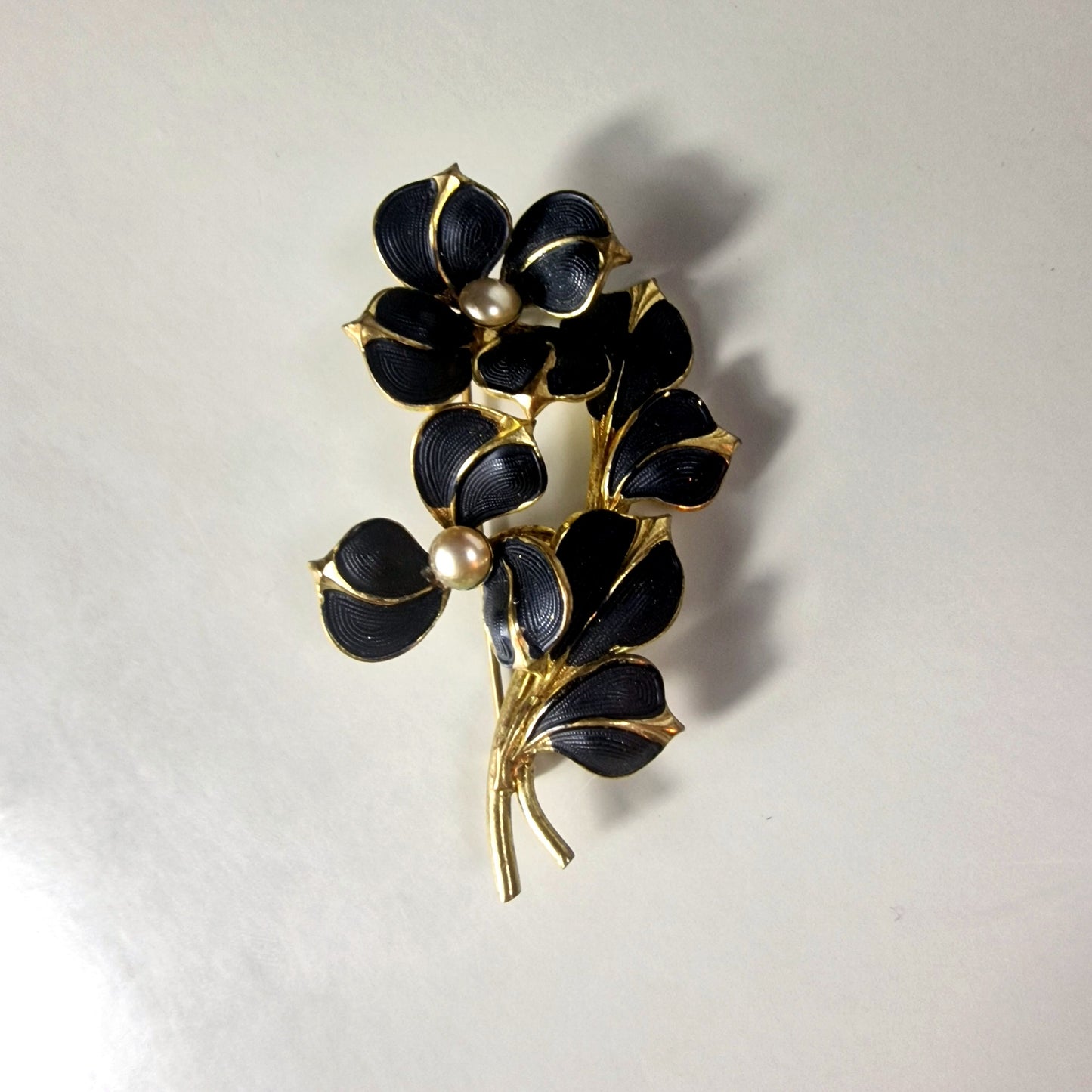 Vintage Gold-Tone Black Enamel Floral Spray Brooch Faux Pearl Leaf Costume Pin – photo 2