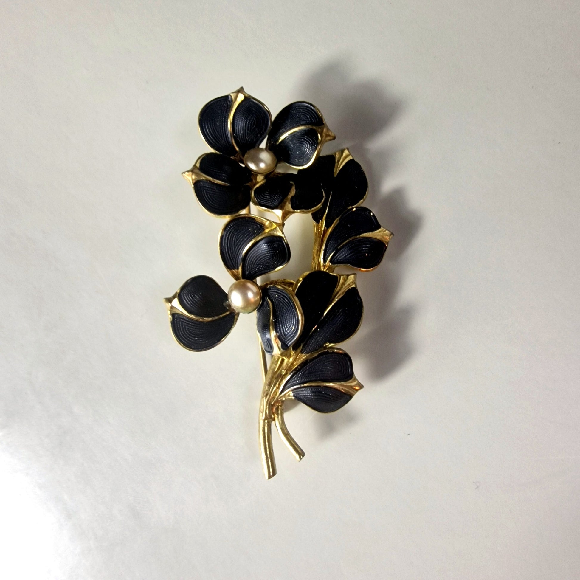 Vintage Gold-Tone Black Enamel Floral Spray Brooch Faux Pearl Leaf Costume Pin – photo 2