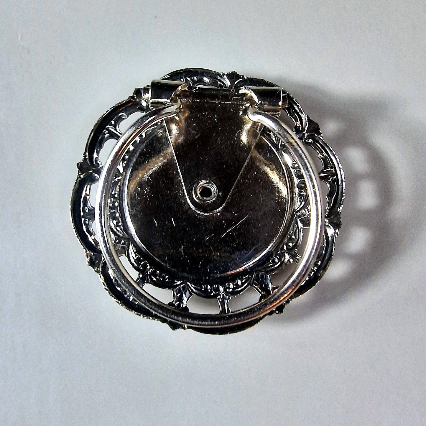 Vintage Silver-Tone Filigree Round Brooch Open Work Cabochon Pin Costume 1970s – photo 3