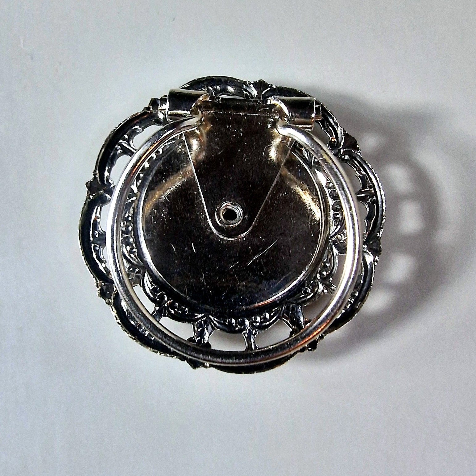 Vintage Silver-Tone Filigree Round Brooch Open Work Cabochon Pin Costume 1970s – photo 3