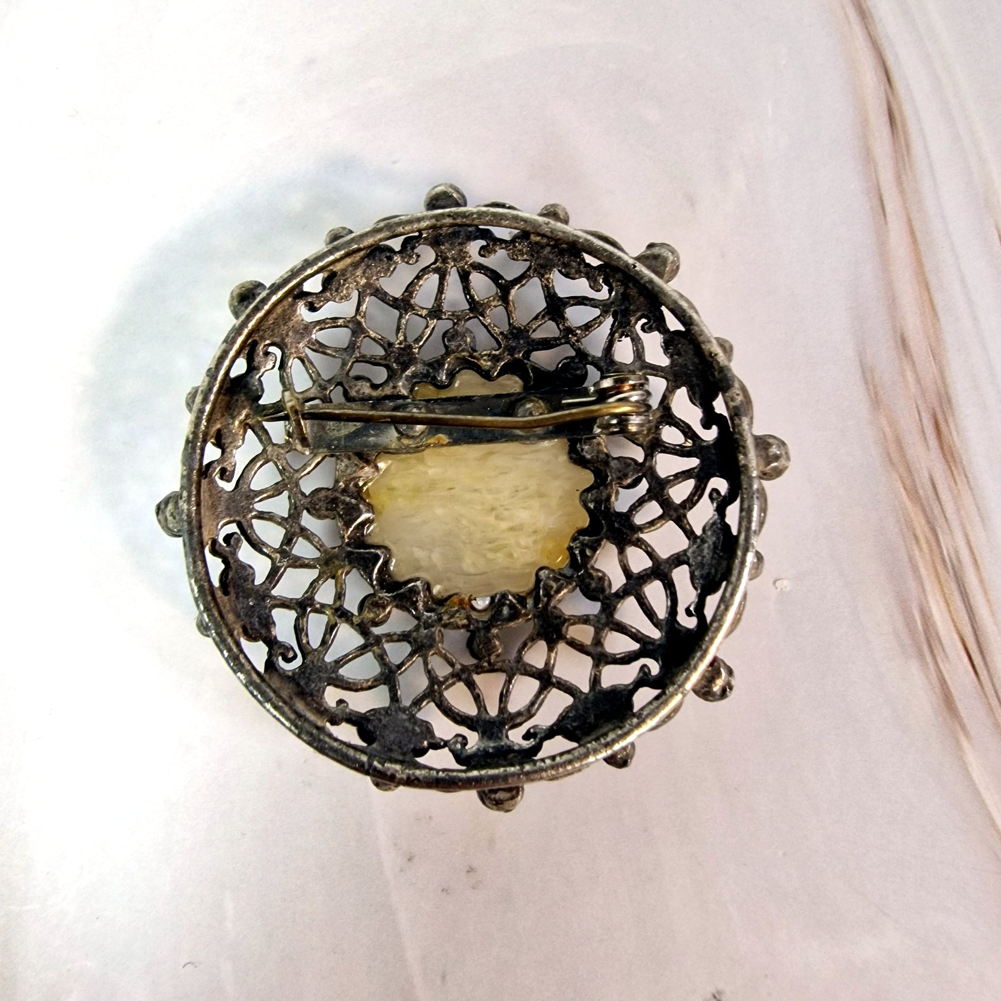 Vintage Silver-Tone Filigree Brooch White Stone Cabochon Round Pin – photo 2