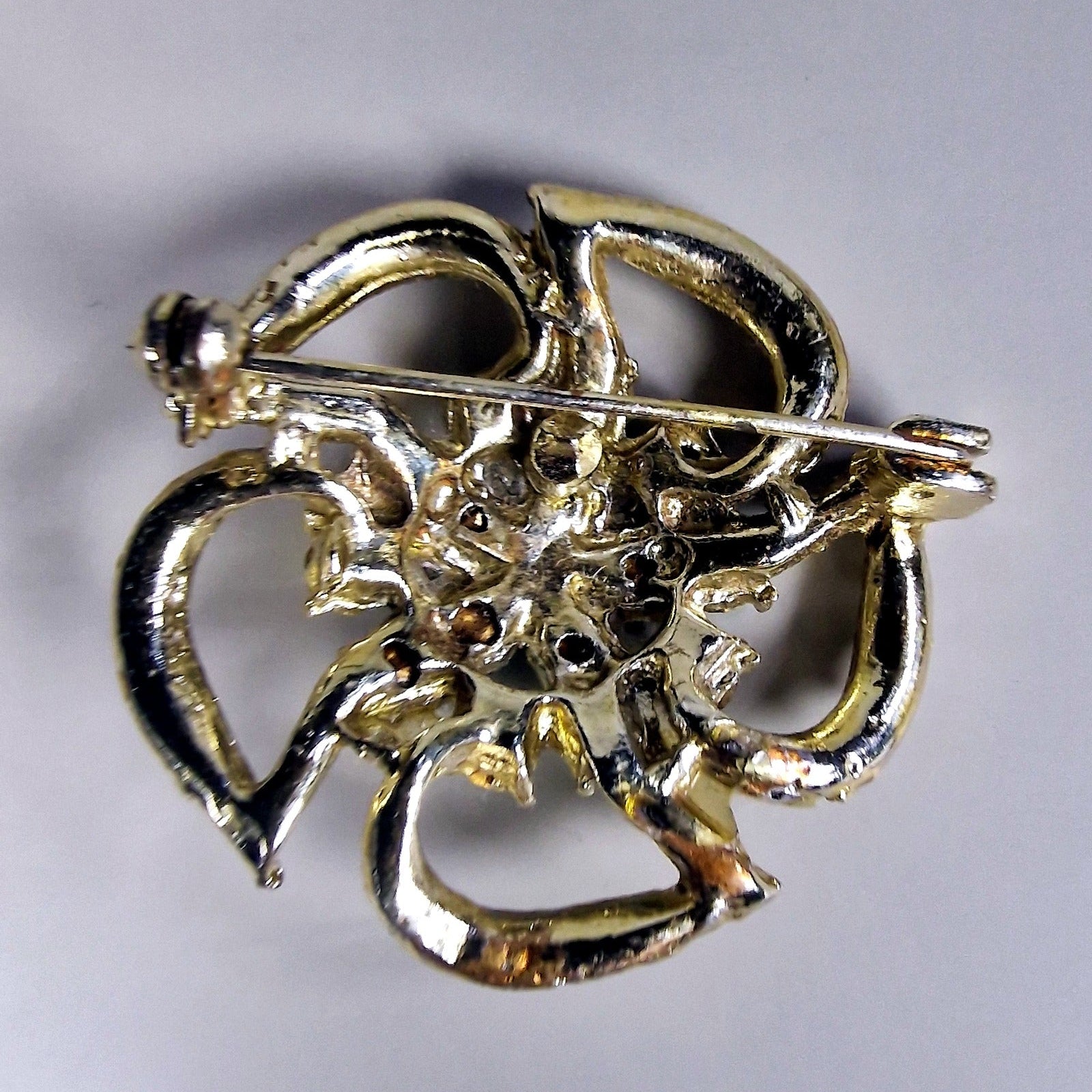 Vintage Gold-Tone Round Floral Brooch Blue Rhinestone Cluster Costume Pin – photo 2