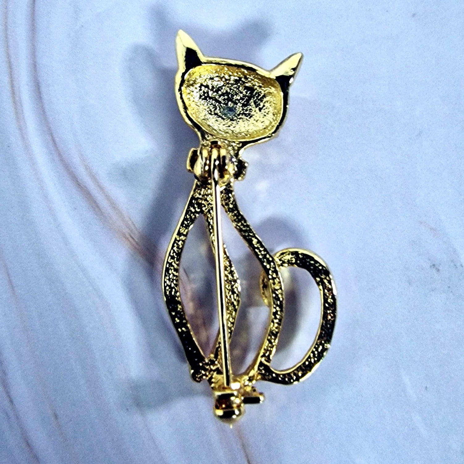 1970s Gold-Tone Red Enamel Cat Brooch, Figural Animal Lapel Pin, Open-Work Body, Green Glass Eyes, Retro Vintage Costume Jewelry Pin – photo 3