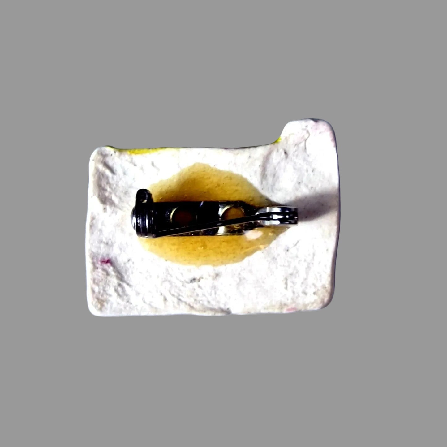 Vintage White Ceramic Cottage Brooch Hand-Painted Figural Architectural Pin Folk – photo 2