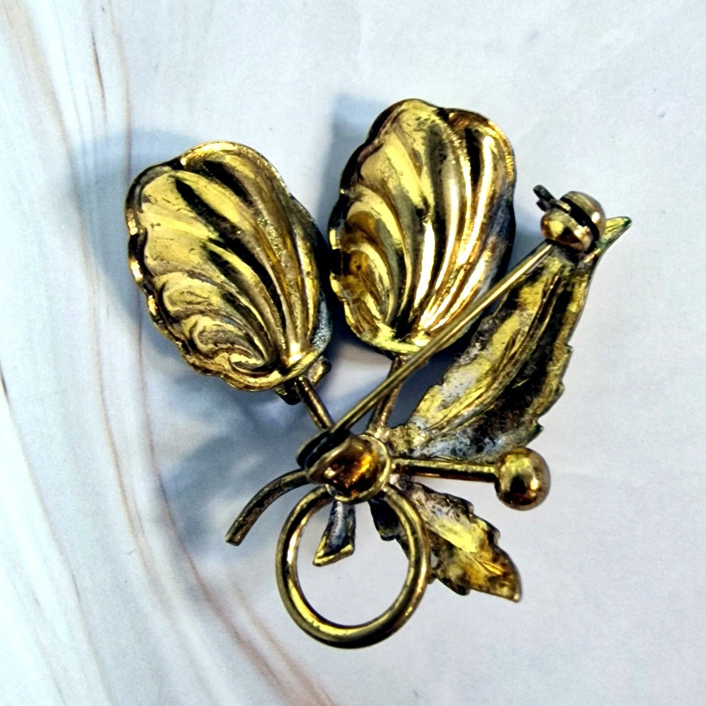 Vintage White Enamel Floral Brooch Gold Tone Emerald Rhinestone – photo 3
