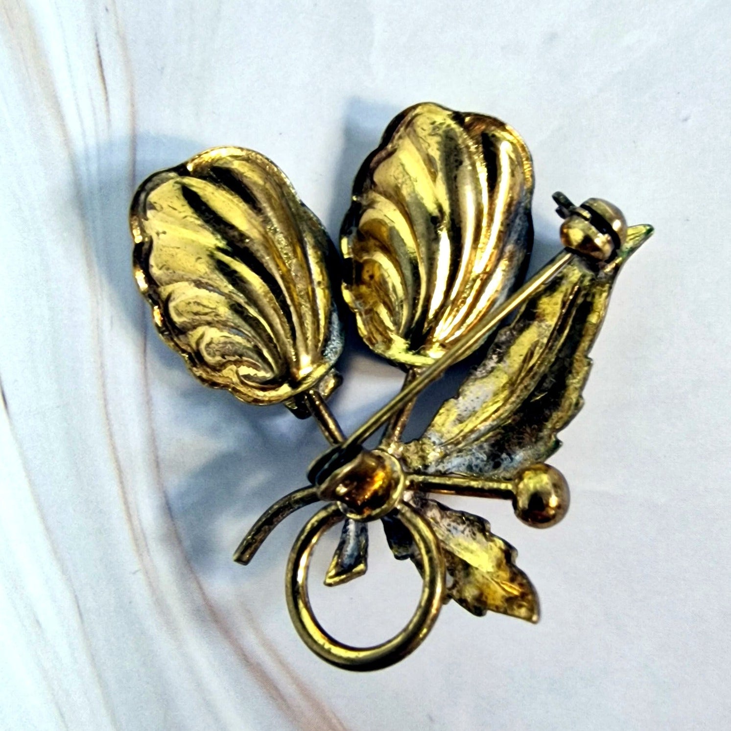 Vintage White Enamel Floral Brooch Gold Tone Emerald Rhinestone – photo 3