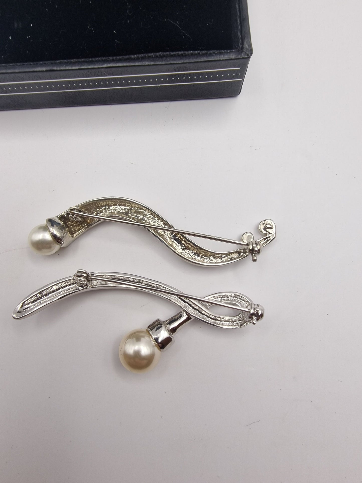 Jon Richard Silver-Tone Pearl Brooch Set of Two, Sculptural Wave Design, Faux Pearl Pin, 1990s Signed Costume Jewelry, UK Designer – photo 4