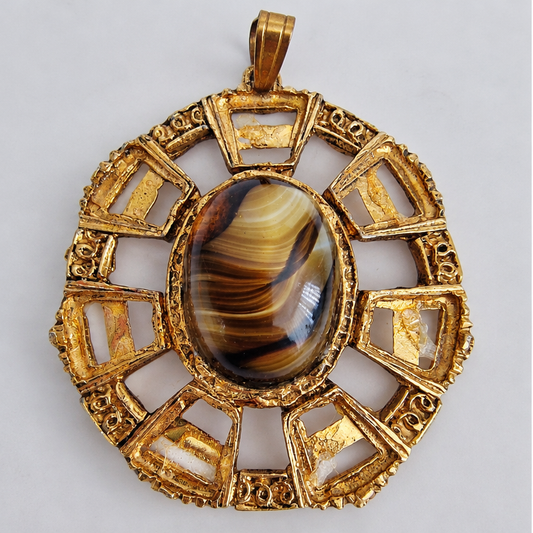 Vintage 1970s Gold-Tone Banded Agate Cabochon Pendant Round Fretwork Boho Disc